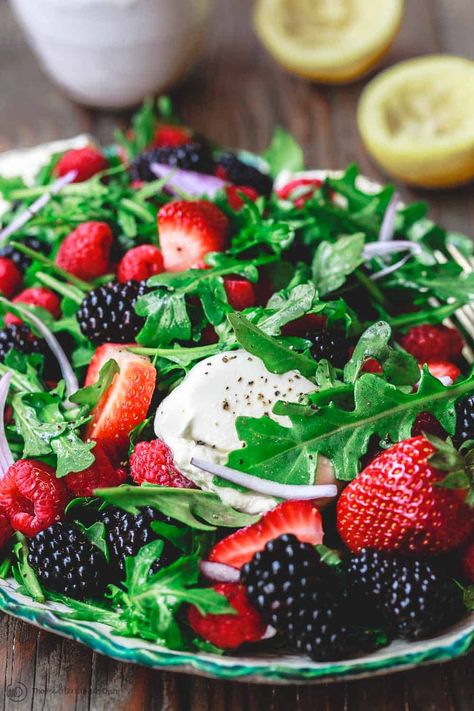 5-Minute Berry Salad (BEST Summer Salad) Dream Salad, Leafy Salads, Berry Salad Recipe, Packable Lunches, Salad Taco, Salad Macaroni, Raspberry Salad, Best Summer Salads, Salad Kale