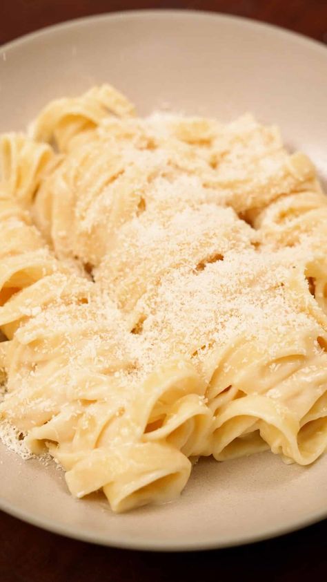 Authentic 4-Ingredient Fettuccine Alfredo (NO CREAM!) (VIDEO) - CJ Eats Recipes Cj Eats, Popular Pasta Recipes, Fettucini Alfredo, Best Macaroni And Cheese, Fettuccine Noodles, Fettuccine Alfredo Recipes, Fettuccine Pasta, Alfredo Recipe, Fettuccine Alfredo