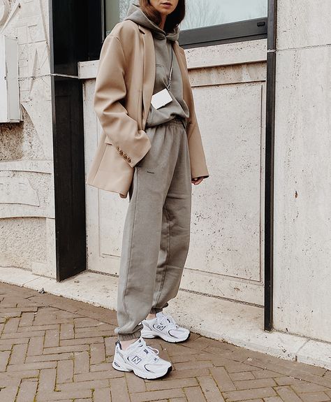 The Track Suit | MODEDAMOUR Sweatpants Outfit For School, Minimalist Moda, Tracksuit Outfit, 90's Fashion, Looks Street Style, Sweatshirt Outfit, Hoodie Outfit, 가을 패션, Winter Fashion Outfits