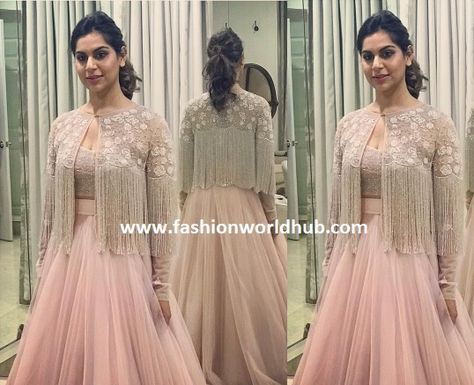 For one of the  recent event , Upasana Konidela  wearing a beautiful pastel pink lehanga teamed with  fringed cape and embellished  blouse and was designed by shriya Som.  She finished her look with minimal makeup. Cape Top Lehenga, Lehanga With Capes, Crop Top Wedding Dress Indian, Cape Dress Indian, Upasana Konidela, Upasana Kamineni, Silk Kurti Designs, Lehenga Designs Simple, Lehenga Blouse Designs