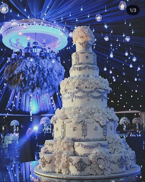 Royalty Wedding Theme, Wedding Cake Dark, Sparkle Wedding Cakes, Diamond Wedding Cakes, Huge Wedding Cakes, Extravagant Wedding Cakes, White Wedding Decorations, Big Wedding Cakes, Glitter Wedding Dress