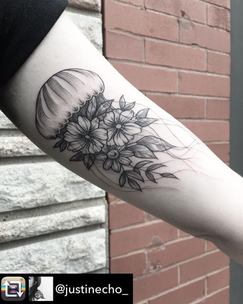 Jellyfish Flower Tattoo, Floral Jellyfish Tattoo, Floral Jellyfish, Jellyfish Photography, Jellyfish Craft, Jellyfish Print, Jellyfish Tattoo, Floral Tattoo Sleeve, Tattoo Apprentice