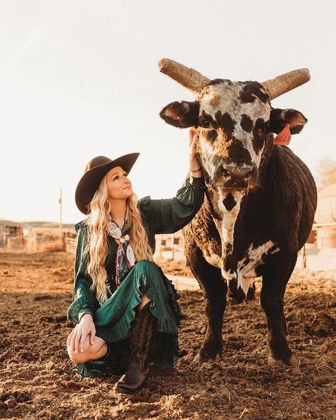 Women in Western Cowgirls Riding Horses, Cowgirl Photoshoot Ideas With Horse, Cowgirl Photoshoot With Horse, Cowgirls On Horses, Cowgirl And Horse Photography, Bucking Bulls, Fall Girl, Cowgirl Quotes, Cowgirl Fashion