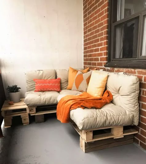 Patio Couch Diy, Pallet Sectional Couch, Balcony Pallet, Pallet Couch Outdoor, Wood Pallet Couch, Pallet Sectional, Pallet Daybed, Wooden Couch, Diy Pallet Couch