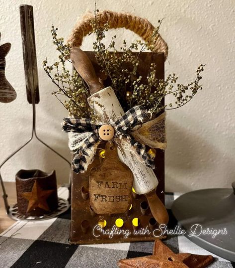 Grater Decor Ideas, Colander Decor Ideas, Primitive Cheese Grater Ideas, Kitchen Strainer Crafts, Diy Cheese Grater Crafts, Diy Country Farmhouse Decor, Primitive Crafts Diy Dollar Stores, Primitive Decor Diy, Fall Crafts To Sell 2023