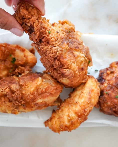 There’s nothing better than a crispy, juicy piece of fried chicken. And the secret to one of the most flavorful pieces of chicken you’ll ever have, is Crisco All-Vegetable Shortening! #ad I’m talking SUPER crispy on the outside, and so tender and full of flavor in every single bite. I’ve found that fying chicken in Crisco makes the chicken not only crispy, but less greasy than other oils. You cannot miss! Head to your local grocer and grab a can of @criscobrand now so that you can make so... Crisco Fried Chicken Recipe, Crisco Fried Chicken, Pickle Slaw Recipe, Honey Sauce Recipe, Honey Biscuits, Frying Chicken, Homemade Fried Chicken, Vegetable Shortening, Wings Recipe Buffalo