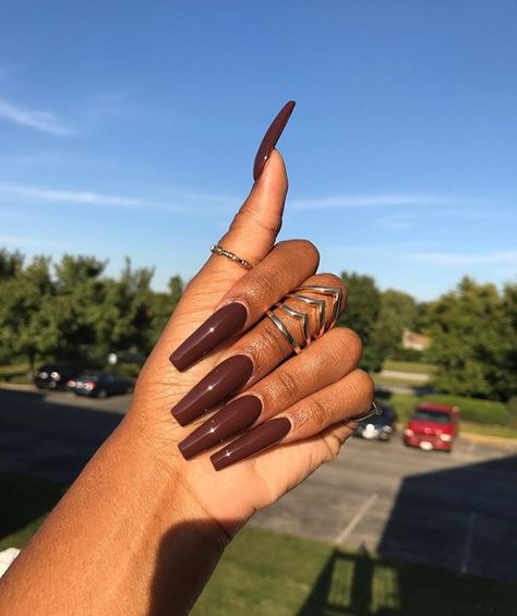 brown coffin nails Nails And Rings, Brown Acrylic Nails, Brown Nail, Nagellack Trends, Pointed Nails, Coffin Nails Long, Dark Nails, Foil Nails, Oval Nails