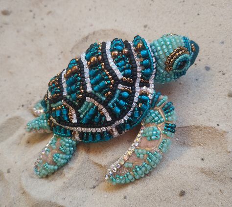 Beaded Sea Turtle, Beaded Turtle, Bead Lizard, Beautiful Beaded Jewelry, Turtle Brooch, Diy Bead Embroidery, Beadwork Embroidery, Beads Pictures, Beaded Jewelry Designs