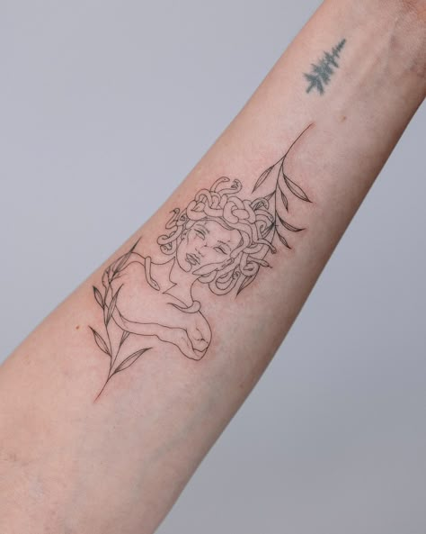 Minimal Greek Mythology Tattoo, Simplistic Medusa Tattoo, Delicate Medusa Tattoo, Fineline Medusa Tattoo, Medusa Tattoo Linework, Dainty Medusa Tattoo, Medusa Tattoo Fine Line, Medusa Line Tattoo, Greek Fine Line Tattoo