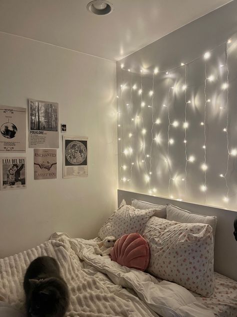 Fairy Lights Bedroom Wall, Room Decor Hostel, Hostel Room Makeover, Hostel Room, Room Redesign, Pinterest Room Decor, Home Decoration Ideas, Redecorate Bedroom, Cozy Room Decor