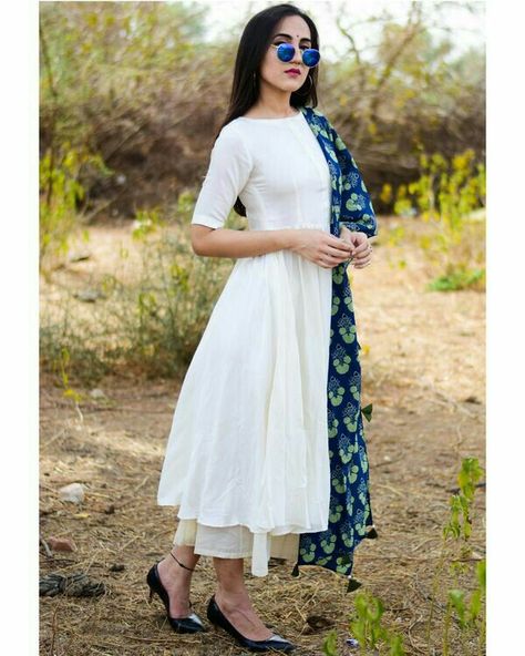 Indigo Dupatta, Gabriela Montez, Indian Kurti Designs, Indian Designer Suits, Designer Kurti Patterns, Long Kurti Designs, Casual Indian Fashion, Salwar Kamiz, White Suit