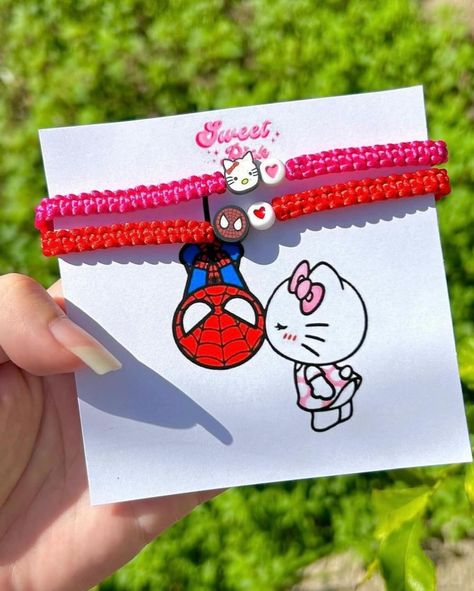 Pulseritas de Spiderman y hello kitty 💗🕷️❤️ Se ajustan al tamaño de tu mano 🩷 Incluye caja decorada 🫣✨ -Pedidos vía dm o tienda online💌 . . #spiderman #spiderverse #spiderwoman #hellokitty #hellokittyaddict #hellokittylover #pulseras #pulserasparejas #love #fyp Pink Accesorios, Hello Kitty And Spiderman, Spiderman Spiderverse, Spiderman Gifts, Spider Woman, Spider Verse, Pretty Wallpapers, Spiderman, Macrame