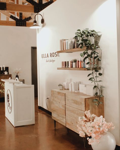 Home Salon Ideas Small Nails, Boho Small Salon Ideas, Rattan Salon Decor, Spa Decor Ideas Estheticians Boho, Scandi Salon Decor, Boho Chic Spa Decor, Cottage Salon Ideas, Boho Modern Salon Decor, Hair Dressers Salon Ideas