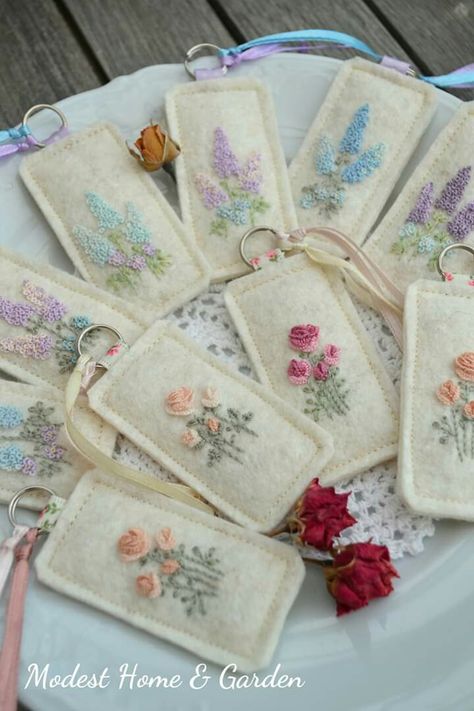 Fabric Ornament, Embroidery Stitches Beginner, Hand Embroidery Patterns Flowers, Basic Embroidery Stitches, Pola Sulam, Hand Embroidery Projects, Embroidery Bags, Embroidery Gifts, Embroidery Flowers Pattern