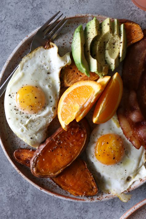 Sweet Potato Toasts for Breakfast. Low carb. Delicious and satisfying. This might be the new way to have breakfast in the morning. Breakfast For Mom, Healthy Breakfast Foods, Best Healthy Breakfast, Sketching Reference, Sweet Potato Slices, Sweet Potato Toast, Mom Recipes, Baked Bacon, Healthier Eating