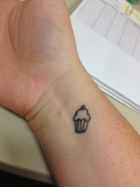 Cupcake tattoo Muffin Tattoo, Cupcake Tattoo Designs, Baking Tattoo, Body Doodles, Cake Tattoo, Cupcake Tattoo, Minimal Girl, Tattoo Cake, Candy Tattoo