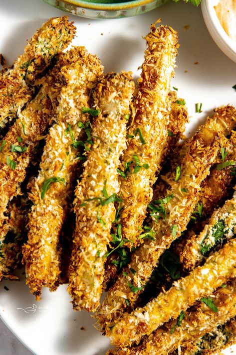 Imagine crispy, seasoned parmesan zucchini fries cooked up without oil. Yes, these Air Fryer Zucchini Fries turn out crunchy and super tasty without the grease from deep frying. Pull out your air fryer and get ready for a treat. Air Fryer Zucchini Fries, Fried Zucchini Recipes, Air Fryer Fries, Parmesan Zucchini Fries, Air Fryer Zucchini, Parmesan Fries, Air Fryer Chicken Tenders, Roast Zucchini, The Grease