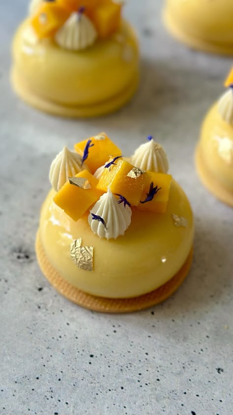 Fred Csibi-Levin | Pastry Doc (@doc_macaron) • Fotografije i videozapisi na Instagramu Monoportion Dessert, Mini Lemon Desserts, Molecular Dessert, Mango Entremet, Clear Glaze Recipe, Gourmet Desserts Presentation, Desserts Buffet, Gelatin Sheets, Fine Desserts