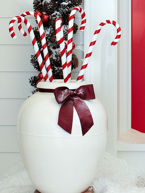 Candy Cane Holder Best Outdoor Christmas Decorations, Fun Christmas Decorations, Christmas Porch Decor, Christmas Decorations Diy Outdoor, Navidad Diy, Christmas Yard, Christmas Greenery, Mantel Decor, Outdoor Holiday Decor