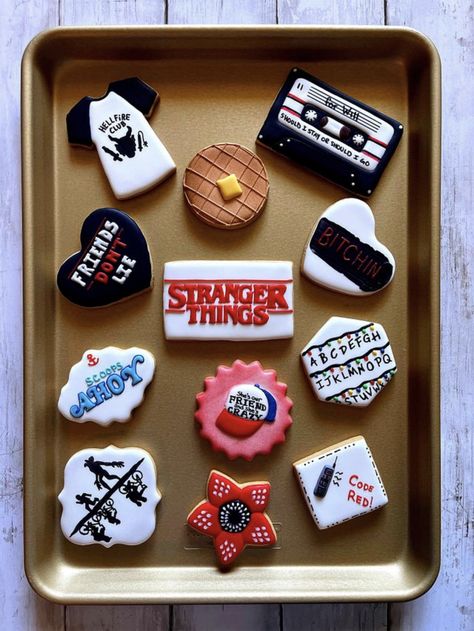 Stranger Thing Bday Party, Stranger Things Cookie Cake, Stranger Things Clay Art, Stranger Things Treats, Stranger Things Clay Ideas, Stranger Things Cake Pops, Galletas Stranger Things, Stranger Things Cupcakes Ideas, Stranger Things Desserts