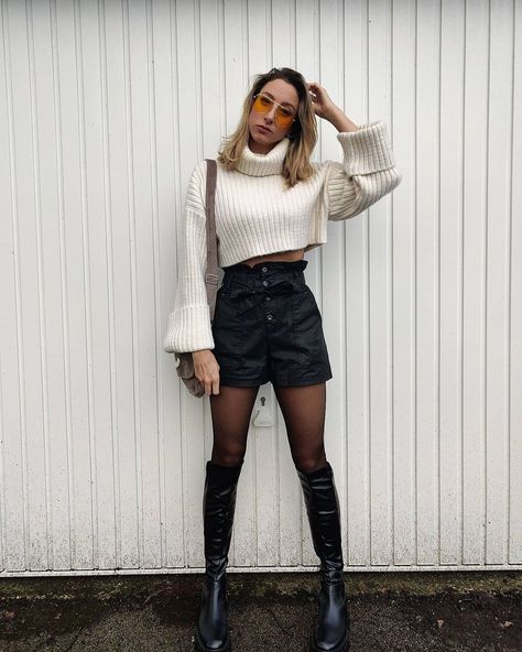 Zara white cropped turtleneck jumper. Black leather shorts. Pretty little thing knee high chunky boots. Outfit of the day. Zara Outfit Ideas, Black Leather Shorts, Zara Outfit, London Outfit, Turtle Neck Jumper, Chunky Boots, Leather Shorts, Spring Looks, Outfit Of The Day