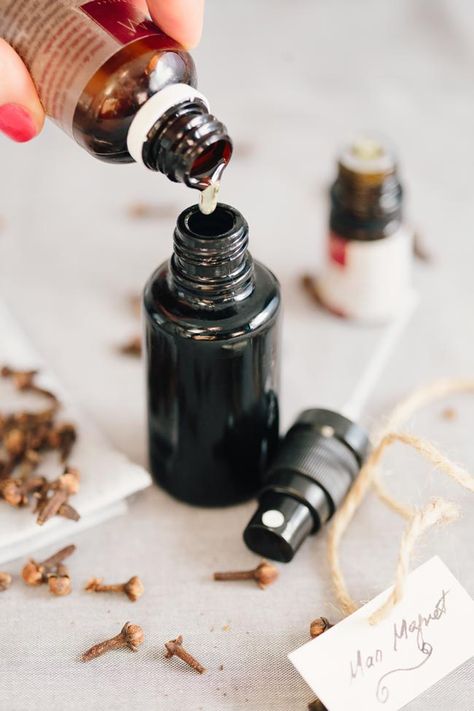 Vanilla Clove DIY Body Oil Spray {aka Man Magnet Spray} | http://helloglow.co/vanilla-clove-body-oil-spray/ Diy Body Oil, Vanilla Diy, Diy Body Spray, Diy Bubble Bath, Essential Oil Perfumes Recipes, Homemade Perfume, Body Oil Spray, Perfume Recipes, Diy Kosmetik