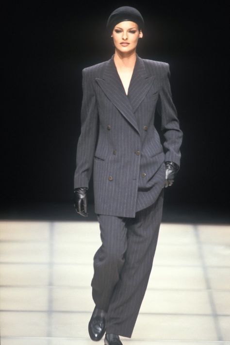 Linda Evangelista 90s Style, Iconic Runway, Armani Blazer, Armani Suits, 90s Runway, 90s Runway Fashion, Vintage Runway, Armani Women, Versace Couture