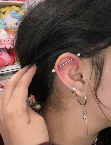 Diamond Industrial Piercing, Peircings Earring Names, Ear Piercing Ideas Industrial, Ear Piercing Ideas With Industrial, Industrial Piercing Ideas, Industrial Piercing Aesthetic, Ear Piercings Names, Industrial Ear Piercing, Ear Piercing Names