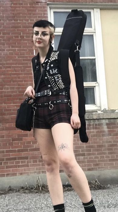 Hot Weather Punk Outfits, Goth Hot Weather Outfit, Alt Hot Weather Outfits, Outfit Ideas Summer Goth, Punk Beach Outfit, Masc Goth Outfits Summer, Hot Weather Goth Outfits, Trad Goth Summer Outfits, Simple Punk Outfits