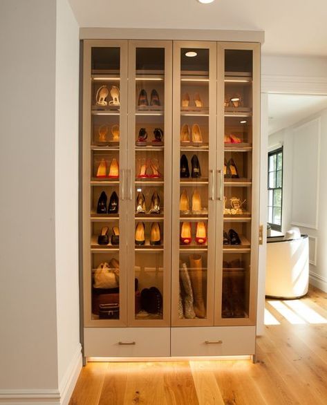 Built In Shoe Cabinet, Luxury Shoe Closet, Custom Shoe Storage, Smart Shoe Storage, Wardrobes Designs, Fancy Closet, Closets Ideas, Shoe Cabinet Design, Purse Display