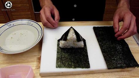 Onigiri - Secrets of Sushi and how to hand roll it! Type Of Sushi, Ball Looks, Types Of Sushi, Rice Ball, Hawaiian Food, Grain Foods, Rice Balls, Asian Cooking, Sushi Rolls