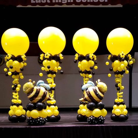 Bee Balloon Decoration, Bee Birthday Decorations, Bee Balloon, Bee Themed Gender Reveal, Polka Dot Balloons, Spelling Bee, Bee Party, Bee Birthday, Balloon Sculptures