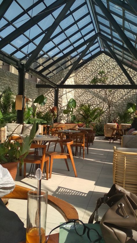 Glass Roof Cafe, Green House Restaurant Design, Tropical Cafe Design, Tropical Restaurant Design, Green House Cafe, Tropical Cafe, Tropical Decorations, Greenhouse Restaurant, Greenhouse Cafe