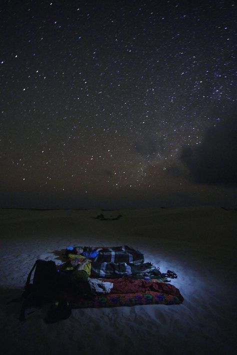 Travellers sleeping under the stars on top of sand dunes in the Zahik desert. Romantic Anniversary Trips, Star View, Couple Sleeping, Girl Time, Beach Date, Romantic Hotel, Cute Date Ideas, Dream Date, Beach Night