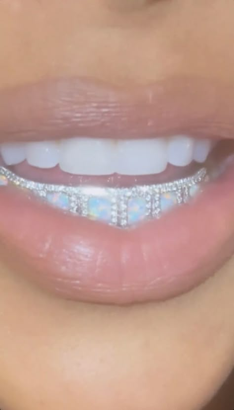 Open Face Grillz For Women, Bottom Grills For Women, Strass Teeth, Grills For Women Teeth, Accessories Shifting, Girls With Grills, Gold Teeth Grills, 90s Photoshoot, Girl Grillz