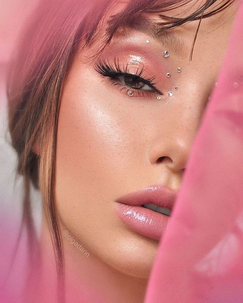 Pink Makeup Inspiration, Pink Euphoria Makeup, Makeup Definition, Donni Davy, Rosa Make-up, Makeup Contouring, Eyeshadow Step By Step, Pink Portrait, Euphoria Makeup