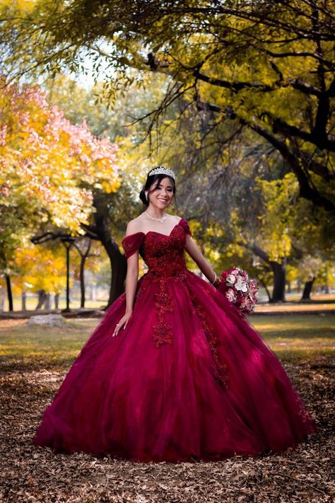 Quinceanera Photography Poses, Pre Quince Photoshoot Ideas, 15 Photoshoot Ideas, Quinceanera Photoshoot Poses, Quinceanera Photoshoot Ideas, Quince Picture Ideas, Quince Photos, Red And Gold Quince, Quinceañera Photoshoot Ideas