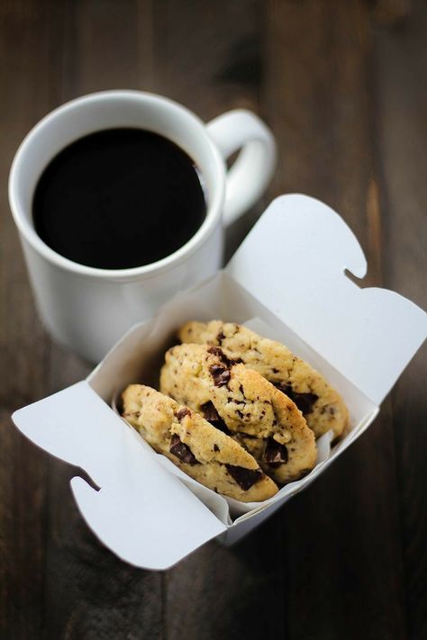 Ultimate Chocolate Chip Cookies, Ultimate Chocolate Chip Cookie, Coffee Cookies, Food Drink Photography, Chocolate Sweets, Coffee Breakfast, Chocolate Tea, English Food, Good Morning Coffee