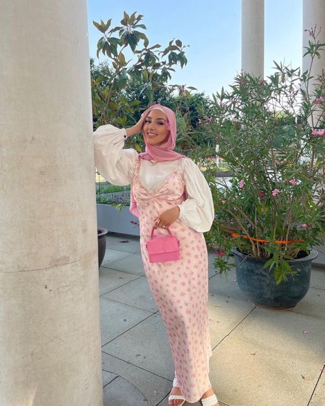 Hijabi Valentine Outfit, Pink Dress Hijab Outfit, Hijabi Coquette, Marian Modesty, Modest Birthday Outfit, Modest Outfits Muslim, Outfits Muslim, Sundress Outfit, Stylish Outfits Casual