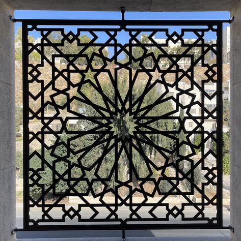 Arabic Gate Design, Home Window Design, Grill Window, Fancy Window, Moroccan Window, Window Design Ideas, Wrought Iron Security Doors, Grill Designs, Window Grills