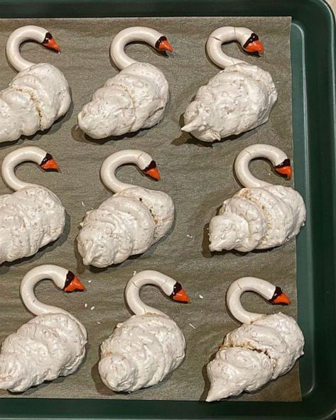 Christmas Cute Recipes, Holiday Christmas Desserts, Swan Macarons, Meringue Swans, Meringue Shapes, Swan Cookies, Coconut Meringue, Claire Saffitz, Meringue Cookie