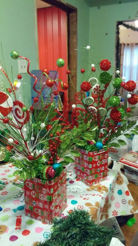 Grinch Themed Table Decorations, Grinch Table Decorations Christmas Centerpieces, Grinch Christmas Table Centerpieces, Grinch Christmas Tables, Elf Table Centerpiece, Whoville Table Centerpieces, Grinch Centerpiece Ideas Diy Simple, Diy Christmas Party Table Centerpieces, Whoville Centerpiece Ideas