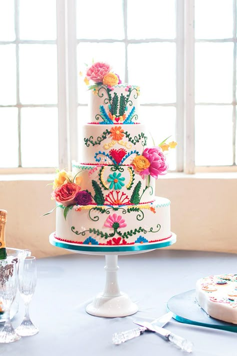 Mexican wedding cake could be very funny and creative. There are four rules for such kind of cake creation. See our gallery and look for the bonus! Mexican Wedding Cake, Mexican Themed Weddings, Fiesta Cake, Mexican Birthday, Fiesta Wedding, Festive Wedding, Tiered Cake, Boda Mexicana, Mexican Wedding