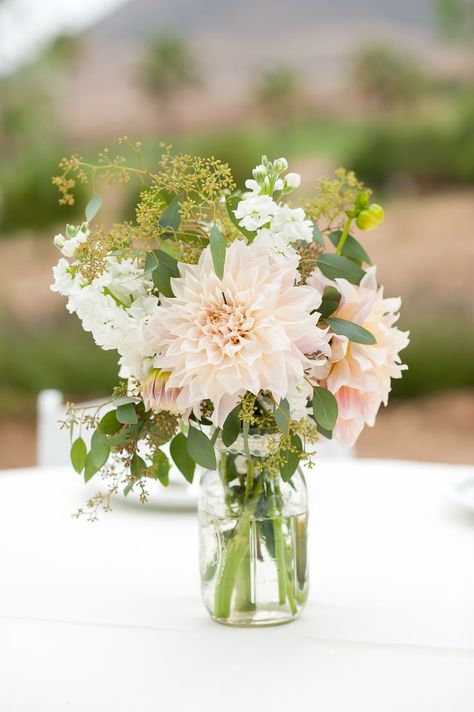 Dahlia Centerpiece Wedding, Dahlia Centerpiece, Dahlias Wedding, Flowers In Jars, Diy Wedding Flowers, Dahlia Flower, Wedding Table Centerpieces, Table Flowers, Arte Floral