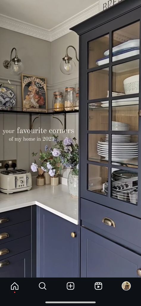 French Bistro Kitchen, Modern Vintage Kitchen, Bistro Shelving, Modern Country Decor, Dust In The Wind, Vintage Pantry, Model Dapur, Bistro Kitchen, Future Chef