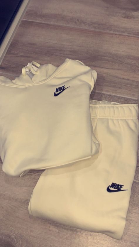 White Nike Set, White Nike Tracksuit, Nike Sweats And Hoodie Set, Emsemble Nike, Ensemble Nike Fleece, Nike Sweatpants Outfit, Nike Sets, Sweat Suits Outfits, Nike Trainer