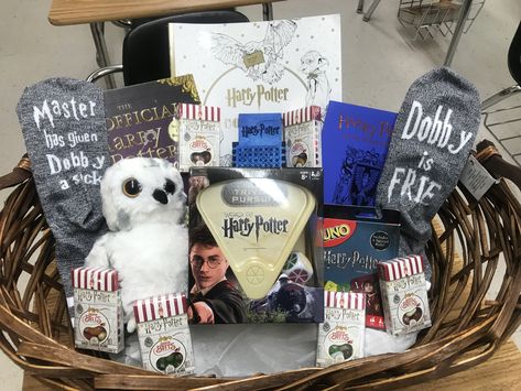 Harry Potter Gifts For Boyfriend, Harry Potter Gift Basket Ideas, Harry Potter Christmas Presents, Harry Potter Basket, Harry Potter Basket Gift, Harry Potter Care Package, Harry Potter Present Ideas, Harry Potter Baby Gift Basket, Harry Potter Theme Gift Basket