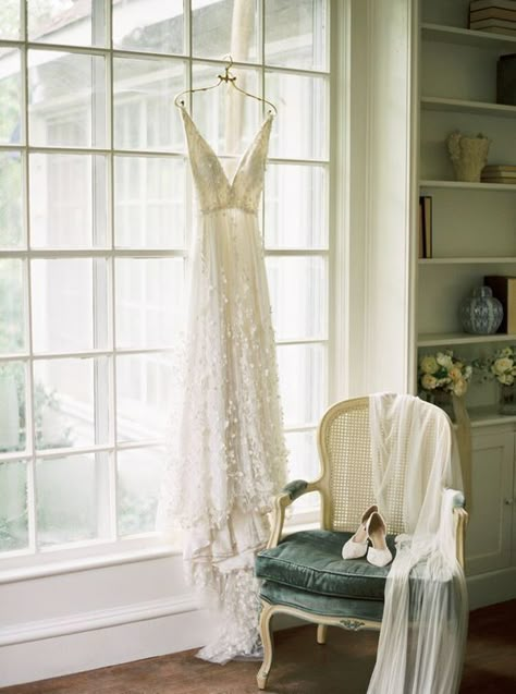 Wedding Dress Hanging, Wedding Photography Detail Shots, Wedding Photography Shot List, Wedding Photo List, Wedding Dress Photography, Wedding Photography Checklist, Wedding Shot List, Wedding Portrait Poses, Simple Garden