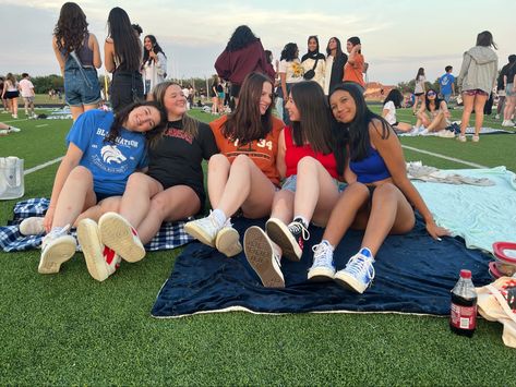 senior sunset, friends, poses with friends Senior Sleepover, Senior Sunset, Student Council Ideas, Sunset Friends, Poses With Friends, Senior Szn, Sleepover Things, Sleepover Things To Do, Class Of 2025