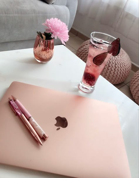 Rose Gold Macbook Aesthetic, Pink Macbook Aesthetic, Macbook Pink Aesthetic, Pink Laptop Aesthetic, Macbook Gold, Rose Gold Macbook, Macbook Air M1, Pink Macbook, Pink Laptop